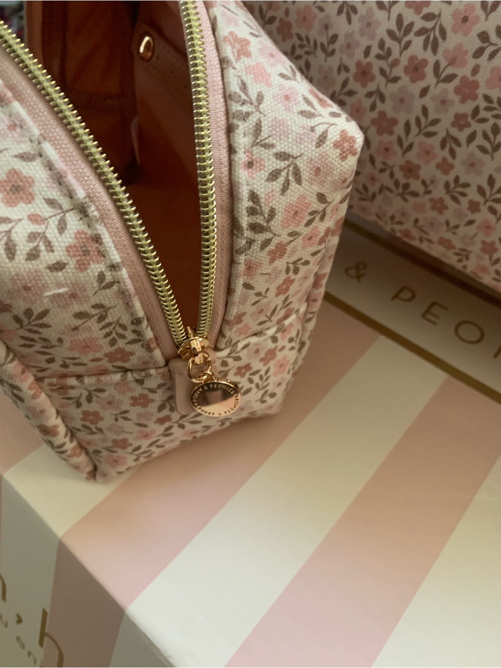 New Exclusive Mother’s Day 2026 Poppy & Peonies floral cosmetic bag. - Picture 5 of 7